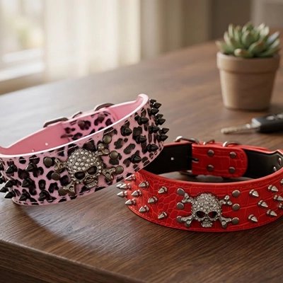 Collier Chien rouge et rose sur une table